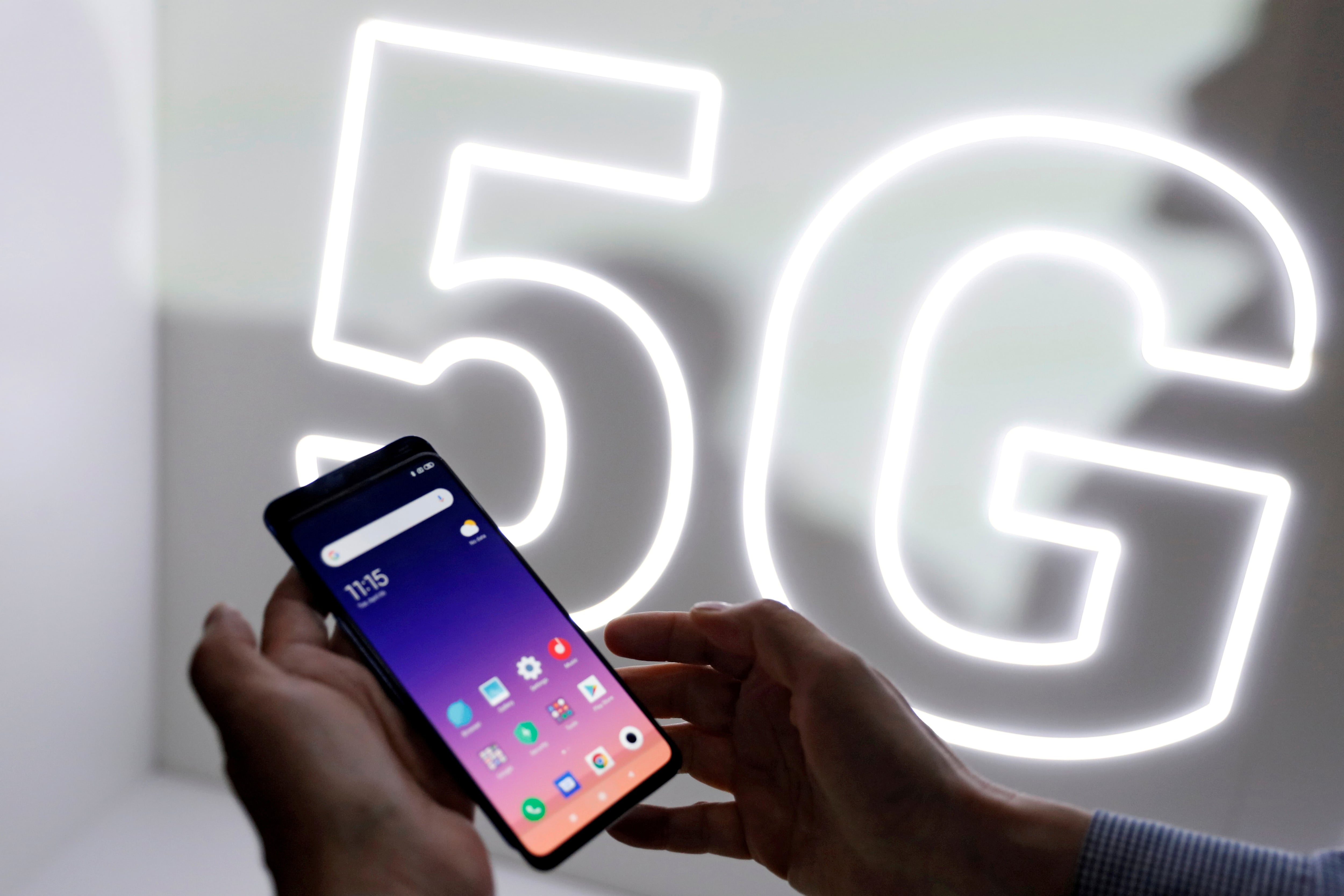 El nuevo nombre del celular aparece en conexiones inalámbricas y puede reducir errores al enviar archivos, conectar accesorios Bluetooth o compartir internet. (REUTERS/Rafael Marchante/File Photo/File Photo)