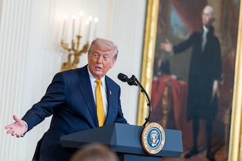 Trump intentó bajar el tono de la escalada y aseguró que el alto el fuego entre Estados Unidos e Irán “sigue vigente” (EFE/Shawn Thew)