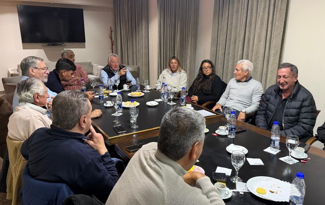 Luis Barrionuevo, en la reunión con dirigentes como Omar Maturano y Mario Calegari, entre otros