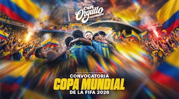 Jugadores de la Selección Colombia abrazándose en el campo con aficionados jubilosos agitando banderas y bengalas encendidas en un estadio de fútbol.