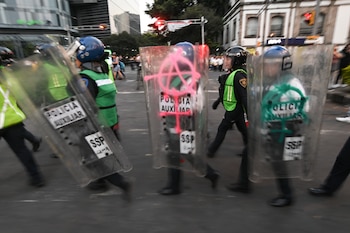 Mujeres policías con escudos antimotines