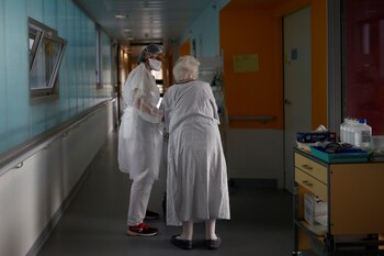 Un fisioterapeuta, con una máscara