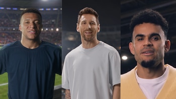 Jugadores como Mbappé, Kane, Luis Díaz, Vinícius Jr., Haaland y Messi aparecen en el video, junto a menciones especiales a figuras históricas como Valderrama, Pelé y Maradona - crédito captura de pantalla Shakira / YouTube