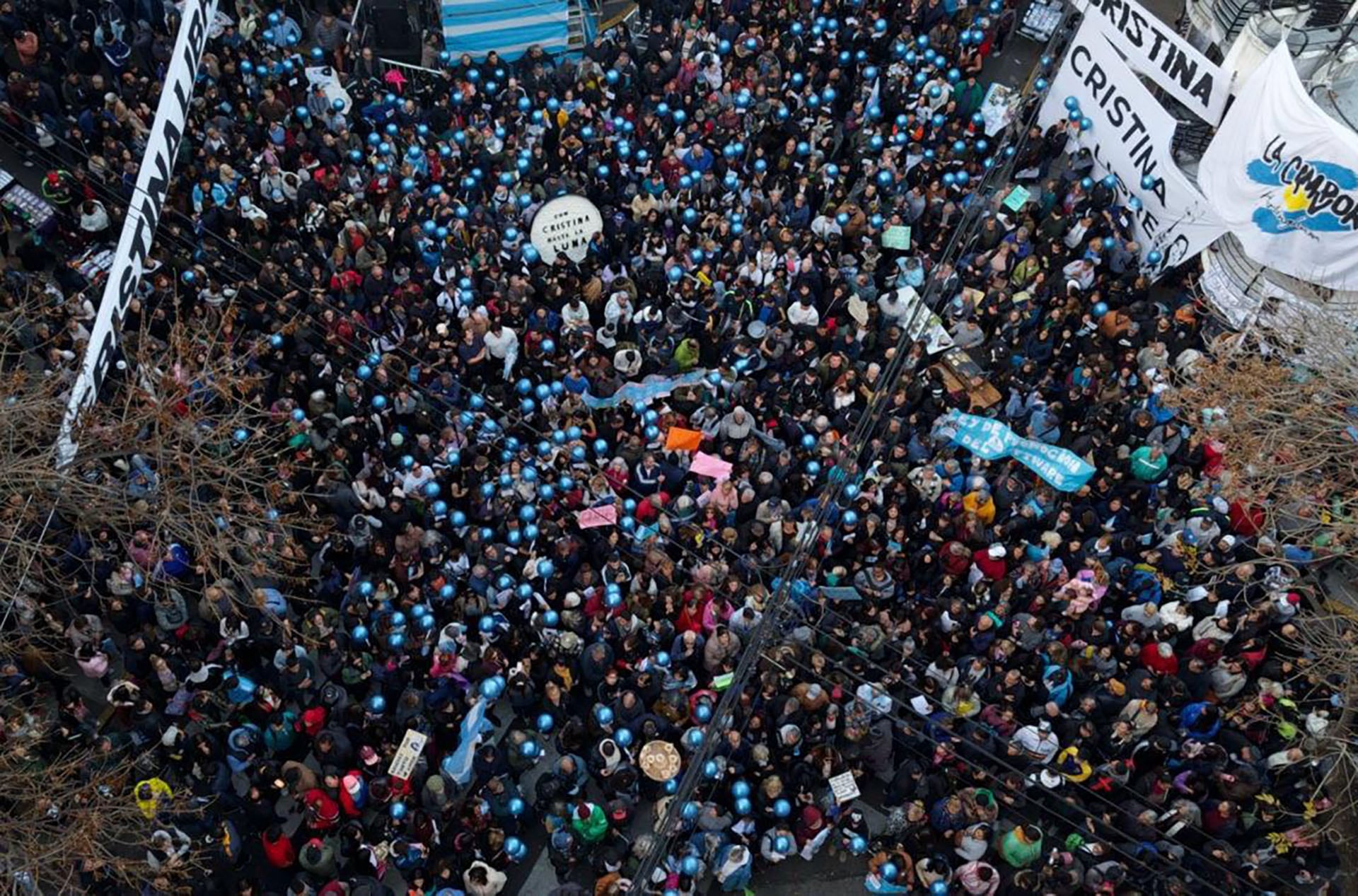 Militantes saludan a CFK