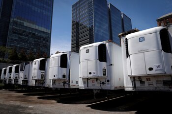 Morgue temporal con camiones frigoríficos