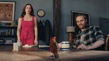 El día de la revelación sigue a una meteoróloga y a un experto en ciberseguridad que investigan un encubrimiento gubernamental sobre vida extraterrestre (Universal Pictures y Amblin Entertainment)