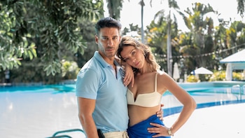 Una serie que inicia con un funeral, amantes y un pueblo dividido por la verdad: “Los Encantos del Sinvergüenza”