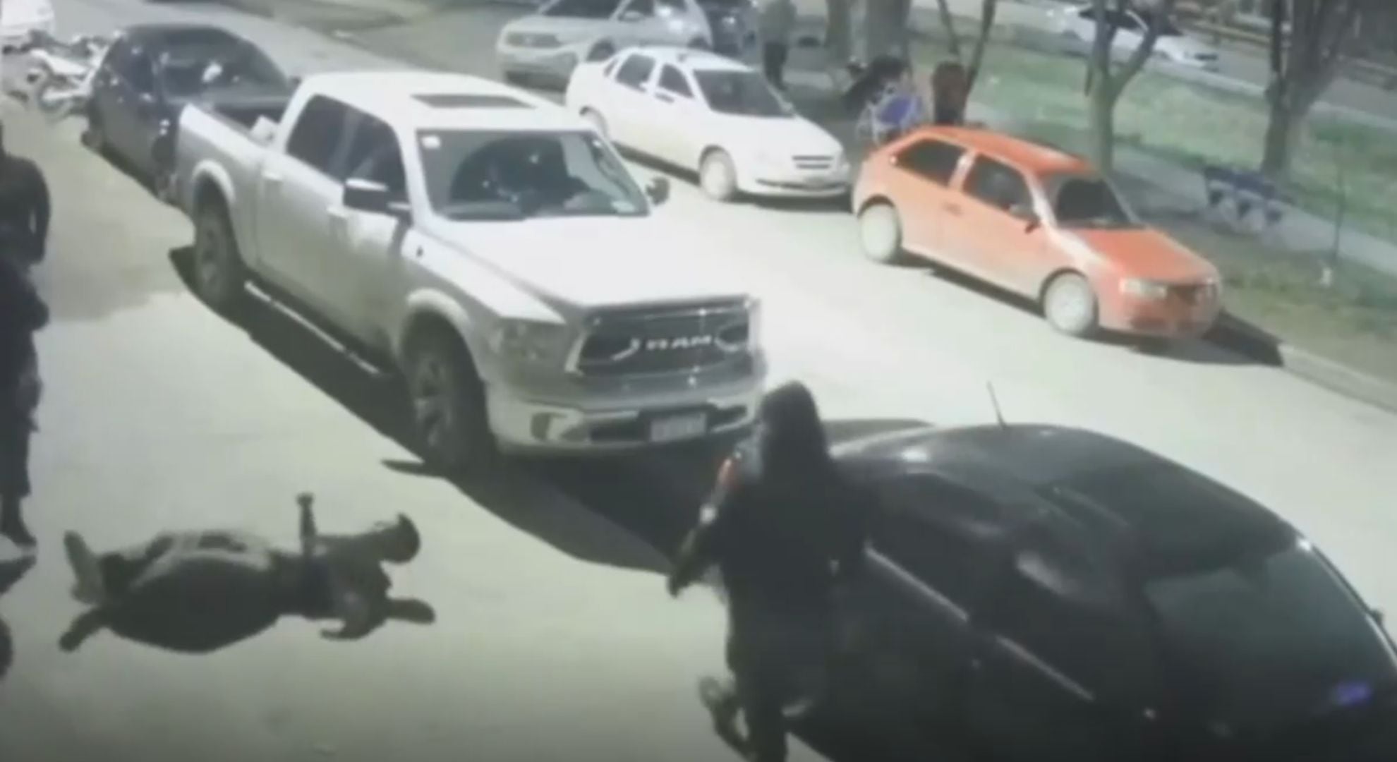 El momento en el que el joven quedó desplomado en el suelo, tras ser brutalmente golpeado