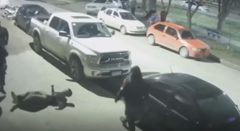 El momento en el que el joven quedó desplomado en el suelo, tras ser brutalmente golpeado