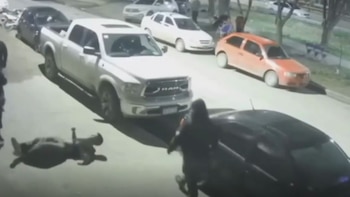 Tres hombres golpearon a un joven a la salida de un boliche en Neuquén y creen que eran policías