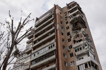 Una mujer murió en el edificio de 14 pisos (REUTERS/Yevhen Titov)