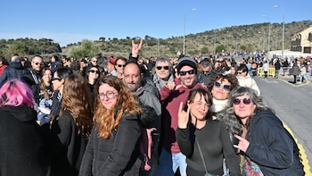 Cientos de personas hacen cola