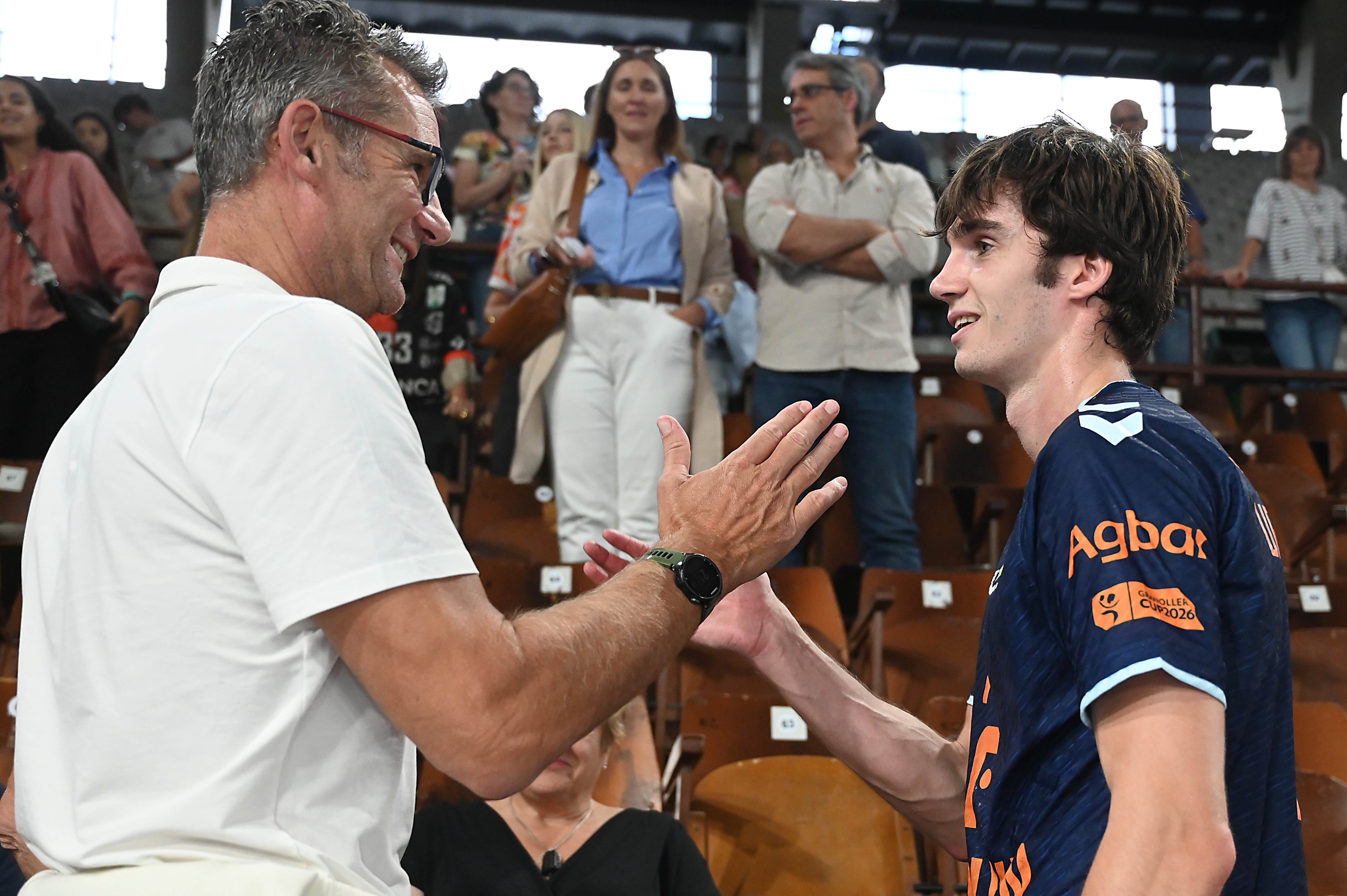 Iñaki Urdangarín felicita a su hijo Pablo tras la victoria de su equipo, el Fraikin Granollers, ante el Abanca Adema. (EFE/J. Casares)