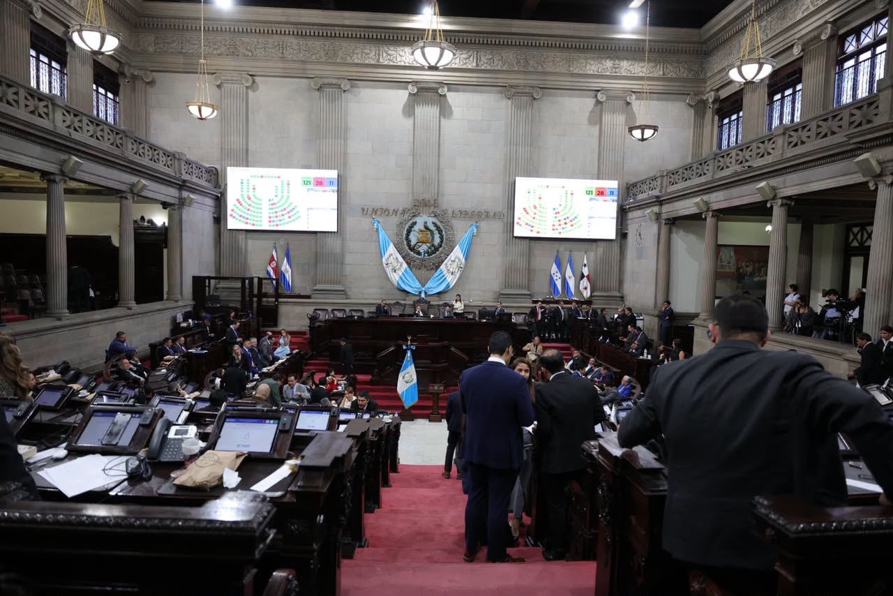 Parlamentarios participan en una sesión plenaria en el Congreso de Guatemala, donde pantallas electrónicas exhiben los resultados de una votación en curso. (Congreso de la República de Guatemala)
