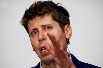 La transparencia y la ética son claves en el desarrollo de OpenAI, según su director. (REUTERS/Axel Schmidt)