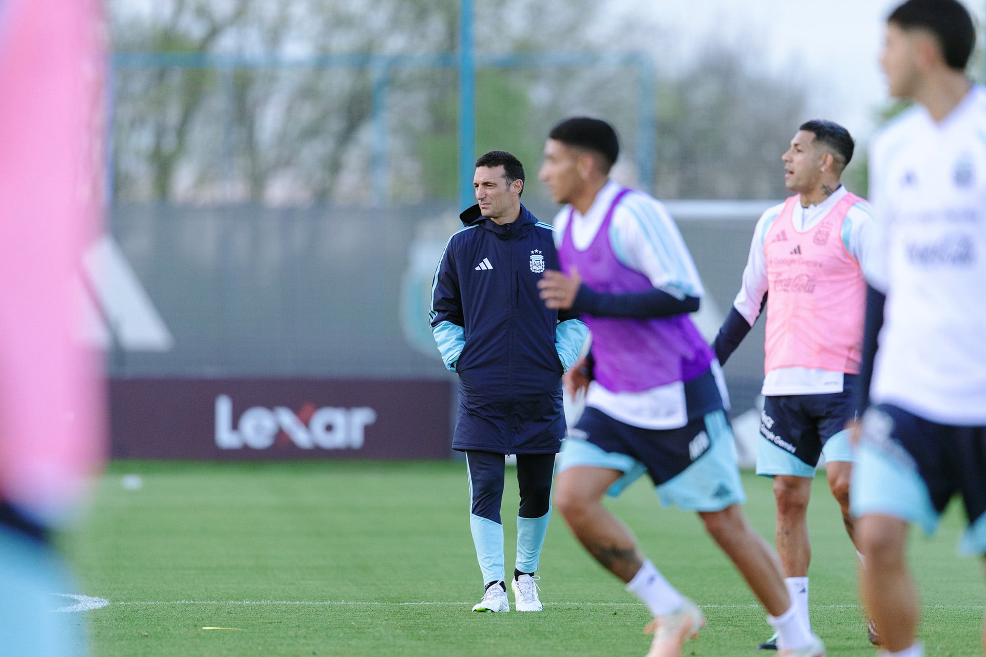 Lionel Scaloni observa la última sesión de entrenamiento de la selección argentina