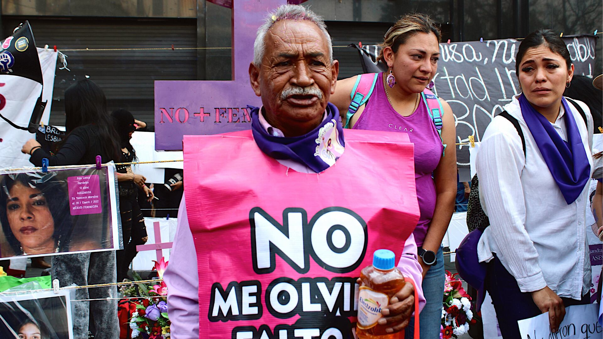 Durante la marcha del 8M en la Ciudad de México, la voz de José Luis Castillo se sumó a las consignas que exigían justicia para las mujeres desaparecidas.