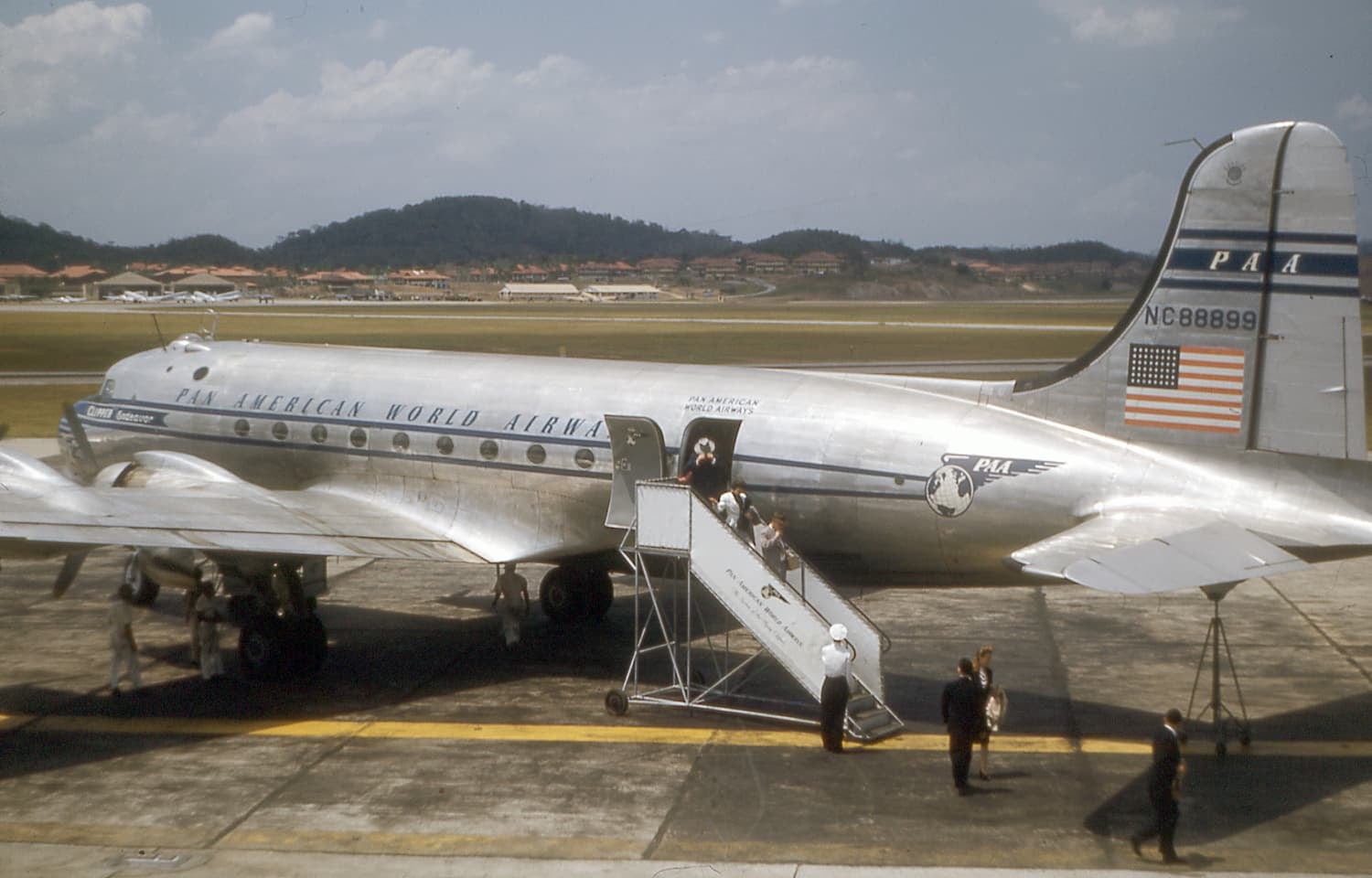 Dos motores del lado derecho del Douglas DC-4 perdieron potencia tras el despegue y el piloto John C. Burn intentó regresar a San Juan antes del amerizaje de emergencia (AirSea Heritage Foundation).