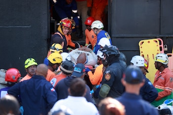 Rescatistas trabajan en el lugar del colapsado club nocturno Jet Set en Santo Domingo, República Dominicana, el 8 de abril de 2025. (REUTERS/Erika Santelices)