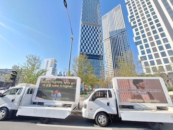 Camiones de apoyo para Mark Lee de parte de NCTzens mexicanas. (X/@lovieloveshae)