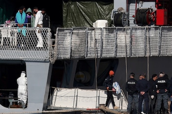 Migrantes después de desembarcar del