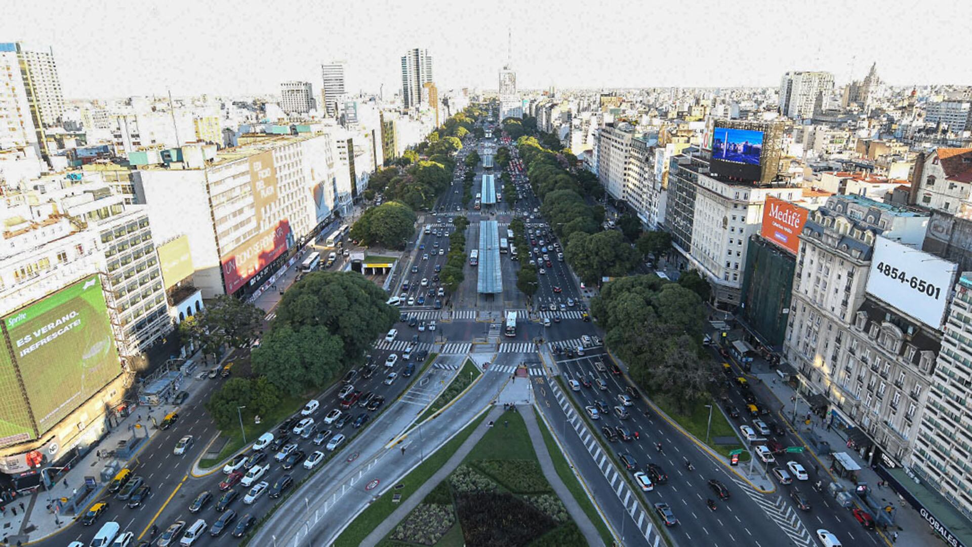 Una de las imponentes visuales de la avenida 9 de Julio que ofrece el mirador