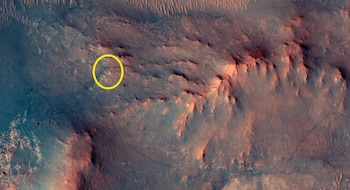 La cámara HiRISE muestra las huellas como una línea tenue con desvíos y correcciones de rumbo (NASA / JPL-Caltech / Universidad de Arizona)