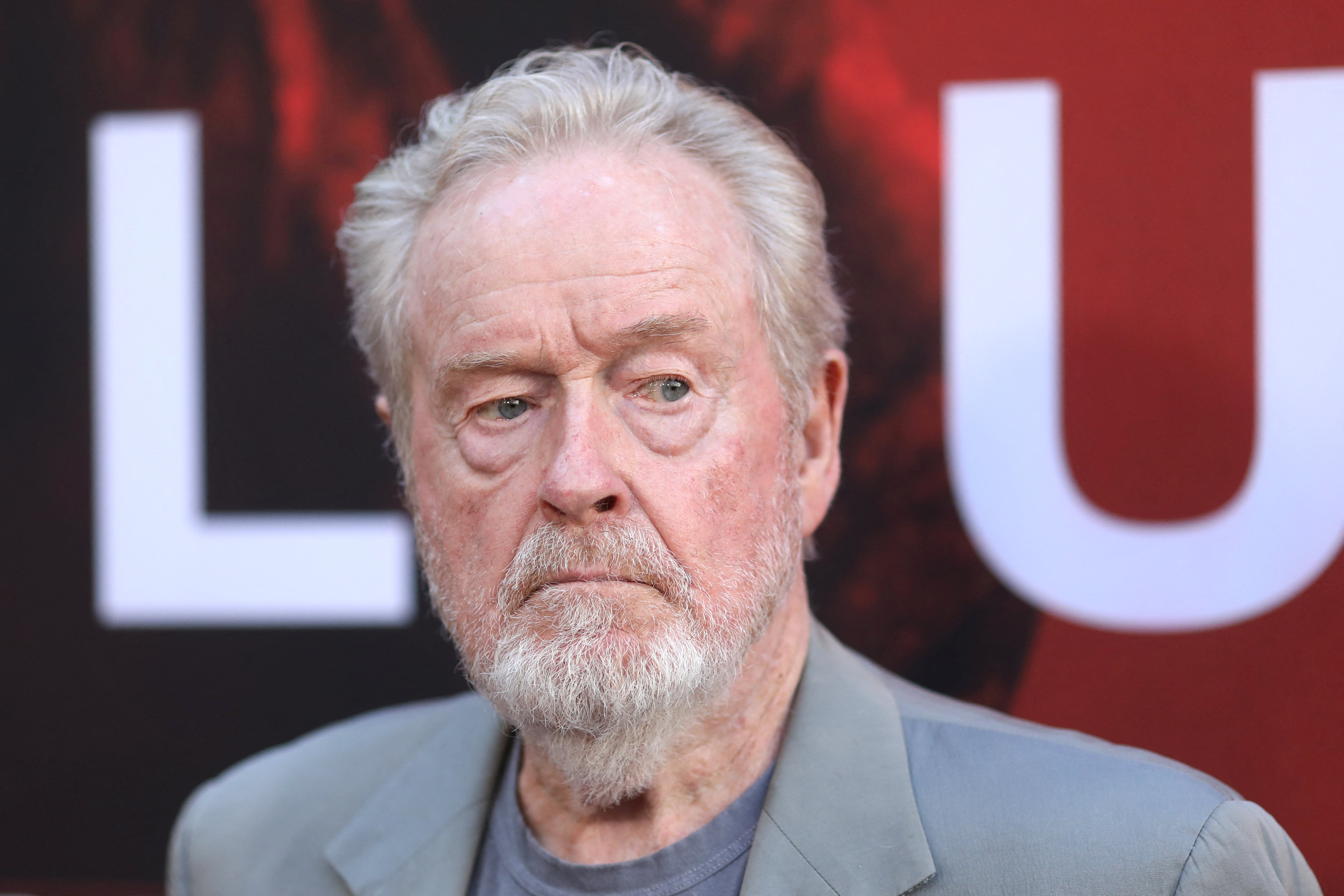 Ridley Scott dijo que prefiere explorar la inteligencia artificial en la ficción y alertó sobre los riesgos de que la IA se descontrole (REUTERS)