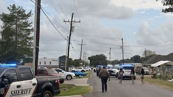 Un conductor atropelló a una multitud durante un desfile en Luisiana: al menos 15 heridos
