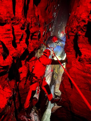 Miembros de Espeleorescate México en las tareas dentro de la gruta de Chichicazapan. FOTO: Alan Apodaca