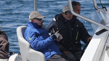 El rey Juan Carlos abandona Galicia tras cinco días de regatas en Sanxenxo: vela desde la distancia y visitas familiares