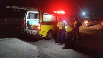 Un motociclista resultó lesionado tras ser arrollado por un vehículo particular en el bulevar Constitución, cerca de la iglesia Fátima y el redondel Integración. (Foto: Comandos de Salvamento)