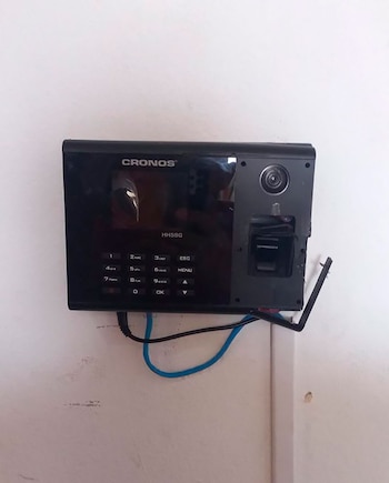 Rompieron a martillazos el equipo de control biométrico de una sede municipal de La Plata