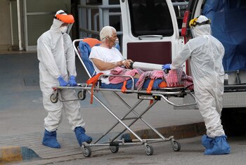 Paramédicos atienden a enfermo de