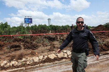 El misil provocó un cráter cerca del aeropuerto Ben Gurión, en Tel Aviv (REUTERS/Nir Elias)