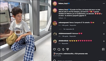 Captura de pantalla de Instagram con la fotografía de un niño sentado junto a un ventanal y un mensaje de texto