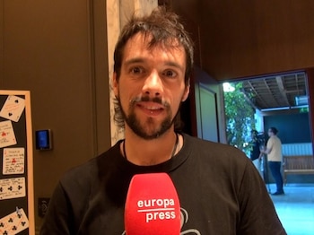 19/08/2026 El nieto de Juan Tamariz.
El mundo del espectáculo se ha volcado en dar su último adiós a Juan Tamariz tras el fallecimiento del popular mago este martes 18 de agosto en Madrid a los 83 años. Además de numerosos rostros conocidos y compañeros de profesión como Jorge Blass, Jandro, Agustín Jiménez, o el Mago More, su familia ha dejado a un lado su habitual discreción para recordarle muy emocionados e intentando sonreír a pesar de lo dolorosos que están siendo estos momentos para ellos.
EUROPA ESPAÑA SOCIEDAD