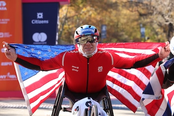 Daniel Romanchuk celebra después de