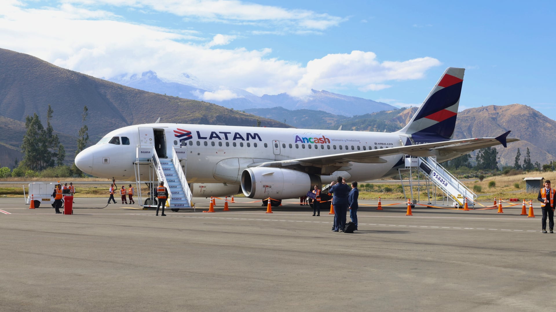 Avión de Latam con motivo de Áncash. - Crédito Infobae/Paula Diaz