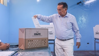 Presidente José María Balcázar votó en Chiclayo y pidió a la población de Lima mantener la calma ante retrasos en locales de votación