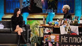 Lali Espósito y David Broncano, en 'La Revuelta'. (RTVE)