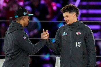 El quarterback de los Eagles de Filadelfia Jalen Hurts, a la izquierda, y el quarterback de los Chiefs de Kansas City, Patrick Mahomes, se estrechan la mano durante el evento de prensa rumbo al Super Bowl 57, el lunes 6 de febrero de 2023, en Phoenix. (AP Foto/Ross D. Franklin)