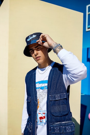 Fotografía cedida por la firma de ropa española Pull&Bear donde aparece el cantante puertorriqueño Lunay, una de las grandes estrellas de la nueva generación del reguetón, mientras luce un modelo de su segunda colección "Lu-lu Athletics Club" que lanzará el viernes. EFE/ Pull&bear