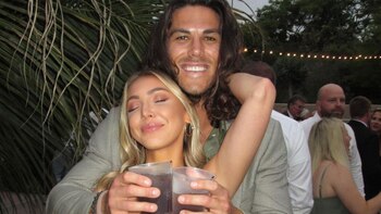 Emily, novia de Callum, le