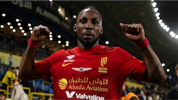 Juilán Quiñones anota en la