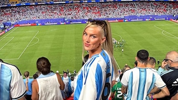 La aventura de Kelci-Rose Bowers, la novia futbolista de Marcos Senesi, como hincha de Argentina: “Amo a estos fanáticos”