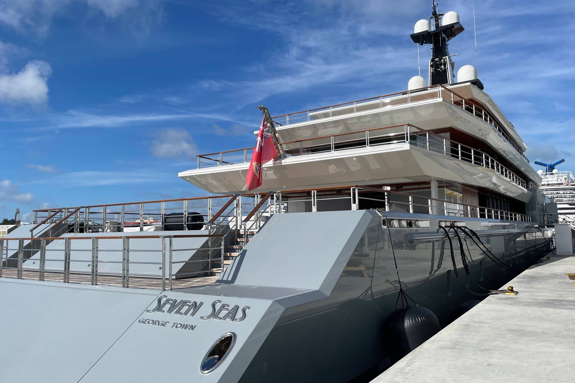 Seven Seas, el yate de Steven Spielberg, atracado en Tarragona. (X/@AirSeaRail)