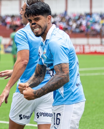 Celebración de Luis Iberico tras anotarle a UTC en Cajamarca.