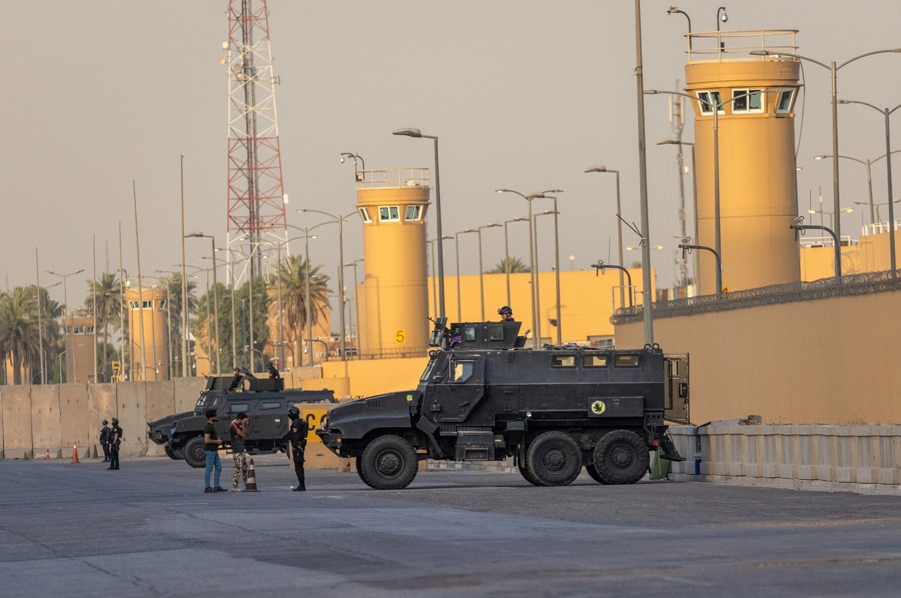 Militares custodian la embajada de EEUU en Bagdad, capital de Irak