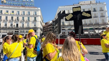 Escuelas infantiles escenifican un "viacrucis" en Sol para mostrar su "carga diaria": "Esperamos que se entere"
